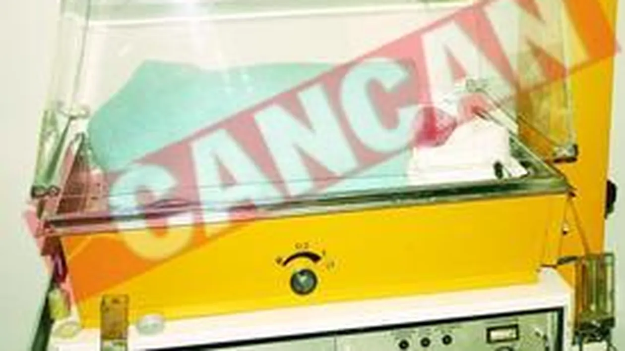 Un bebelus a supravietuit dupa ce mama l-a aruncat In WC