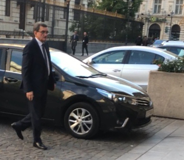 Apariţia lui Victor Ciorbea la birou, acolo unde lucrează ca Avocat al Poporului, declanşează o adevărată desfăşurare de forţe din partea angajaţilor