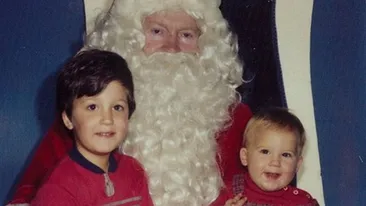 An de an, se pozeaza langa Mos Craciun! Cum arata ACUM, dupa 34 de ani, fratii din aceasta fotografie