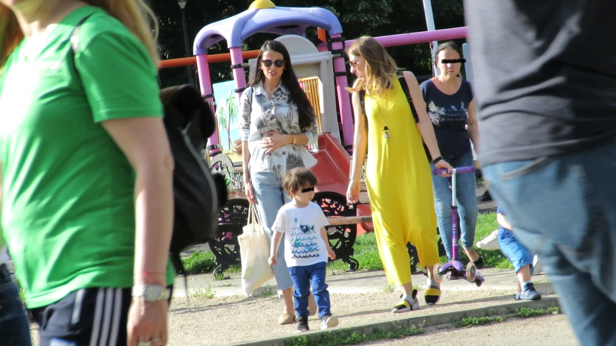 Deși nu mai are mult până naște, Anca Serea își păstrează programul de plimbări în aer liber