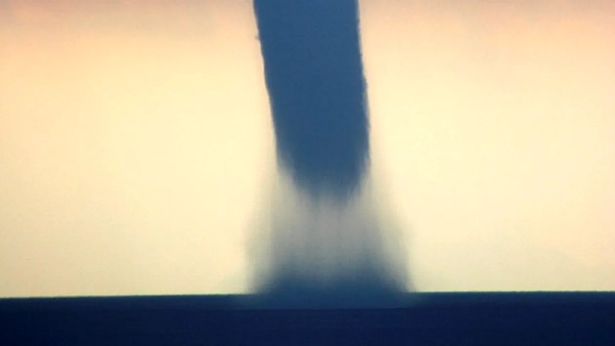 Fenomen spectaculos - Două tornade uriaşe au apărut pe Marea Mediterană!