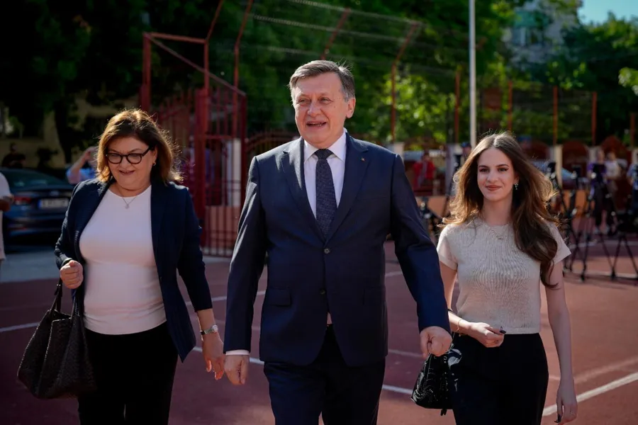 Crin Antonescu, alături de soția si de fiica sa Sursa foto Mediafax