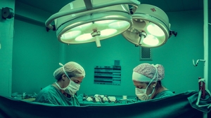 Eroare medicală gravă! Doctorii au făcut un transplant de rinichi pacientului greșit