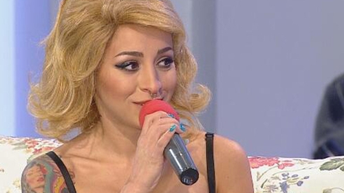 Schimbare de senzaţie pentru Ruby! Artista s-a făcut blondă şi a intrat în pielea Vioricăi de la Clejani! Îi stă bine?