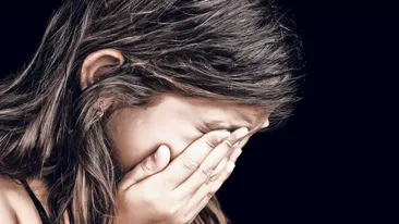 O fetiță din Bistrița-Bârgăului a fost bătută de învățător până a făcut pe ea!