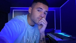 Mario Fresh, surprins în club cu o brunetă misterioasă. Ce spune artistul: "Să le spun unora..."
