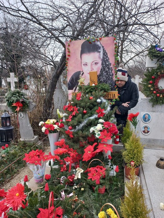 Alex Pădureanu, la mormântul mamei sale/ Sursa foto: Facebook