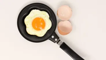 Cum prăjești un ou fără tigaie și fără aragaz. E gata în 60 de secunde