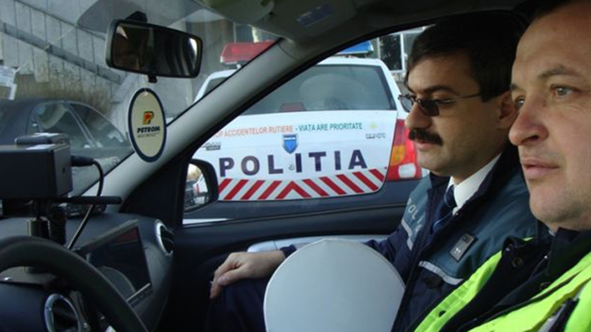 Un politist din Oradea a ajuns vedeta pe Internet! Toata lumea rade de FREZA lui, dar el nu vrea sa renunte la ea nici mort