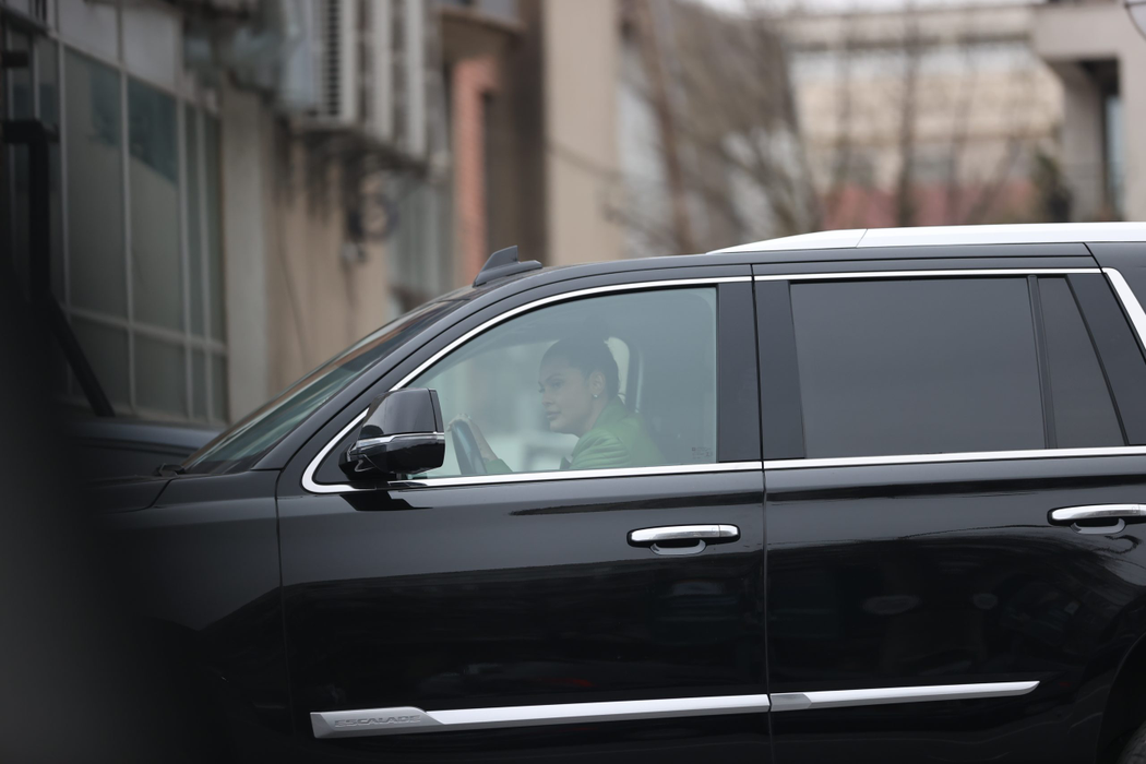 Roxana Dobre se uită în oglinzi pentru a se asigura (Foto: CANCAN.RO)