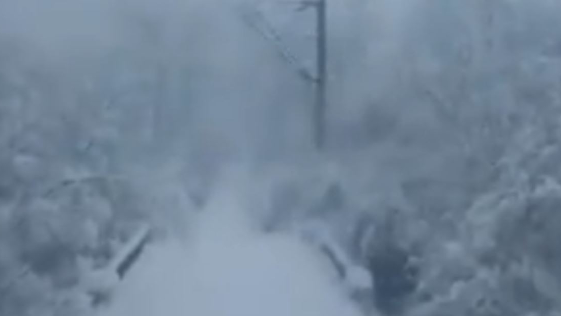 Imagini uluitoare dintr-o locomotivă, care ”taie” zăpada! Mecanicii, devastați: ”Ai de p@#a mea!” VIDEO