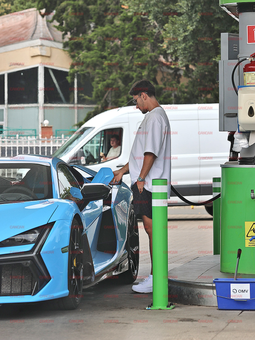 Milionarul Sebastian Dobrincu alimentează Lamborghini Huracan Evo