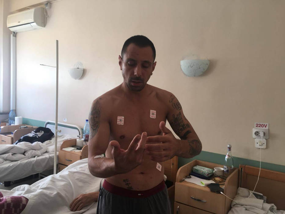 Tânărul spune că a ajuns la spital în urma loviturilor aplicate de poliţişti