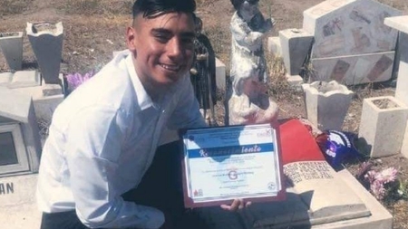 Ce a pățit un tănâr cand a mers la mormântul mamei lui cu diploma în brațe. S-a apropiat de locul de veci și a încremenit