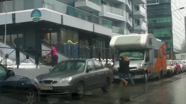 Cristina Rus isi da jos bona din masina si o lasa in mijlocul strazii in plina ploaie. Vezi cum a fost posibil asa ceva
