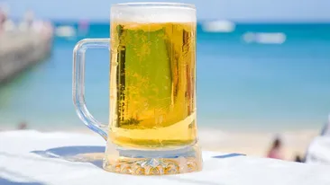 Descoperire de ultimă oră! Cât de riscant e să iei coronavirus dacă bei bere la terasă sau dacă te duci la plajă