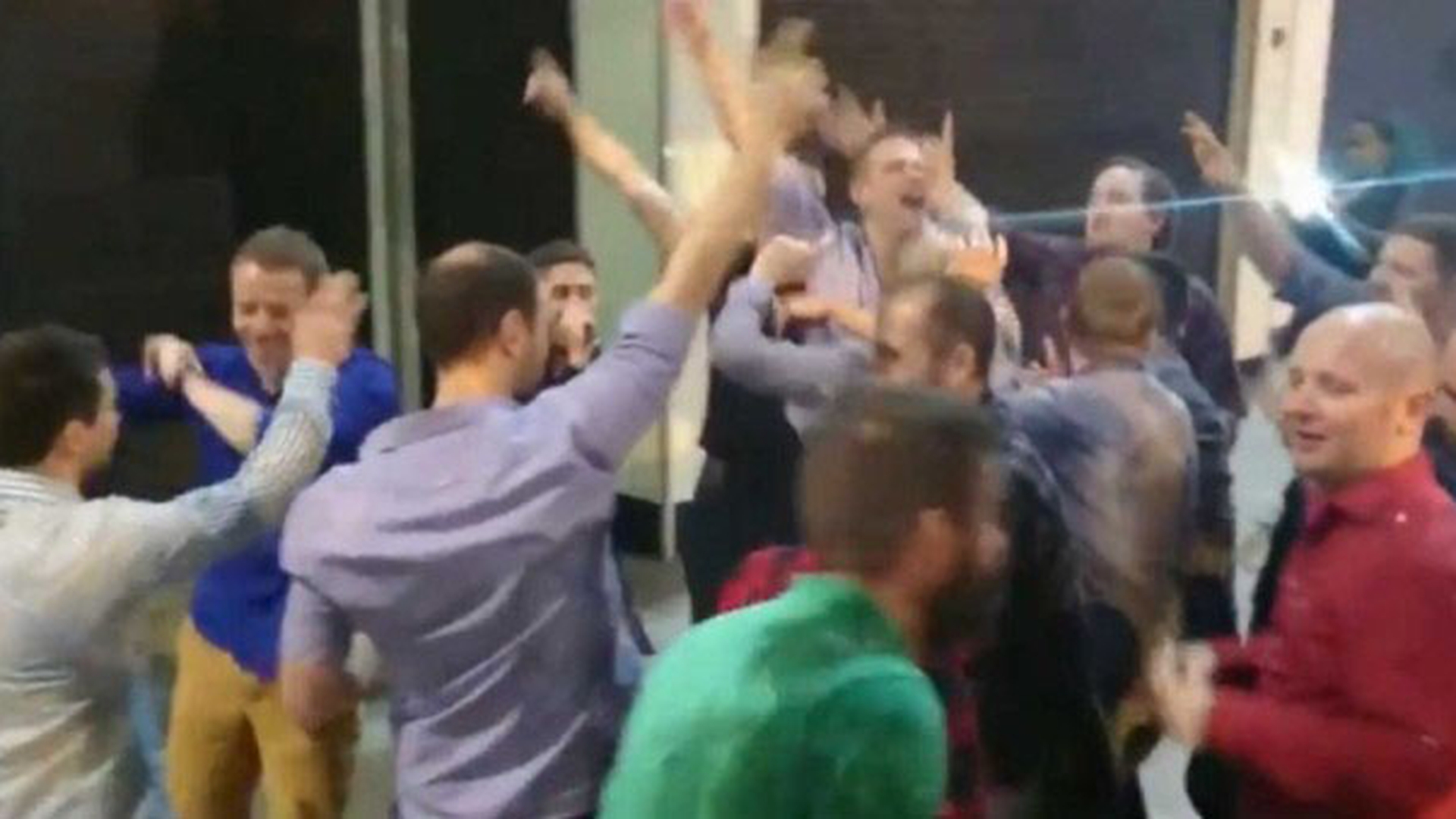 I-a vrajit pe englezi cu vocea lui! Un roman face ravagii in Liverpool