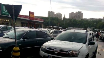 VIDEO. Un vasluian a filmat un polițist care a parcat pe un loc destinat persoanelor cu handicap. Ce a urmat întrece orice imaginație