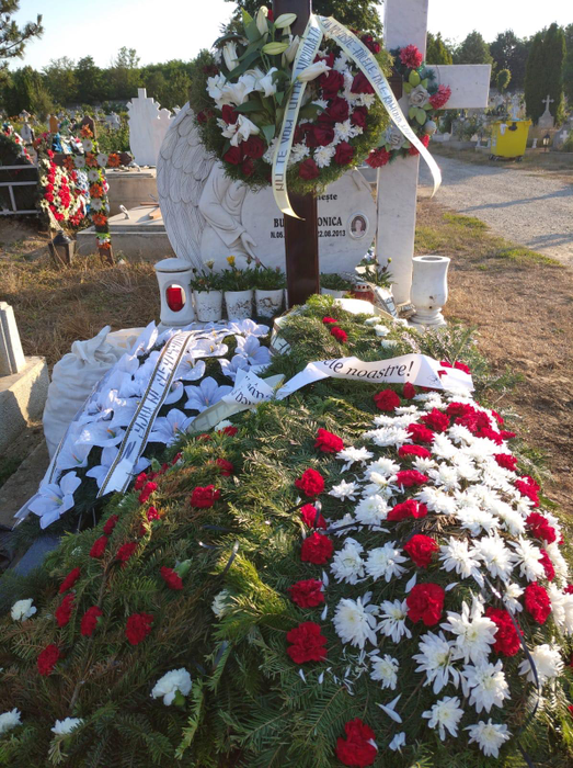 Surorile Gabor au trimis o coroană la mormântul tatălui lor