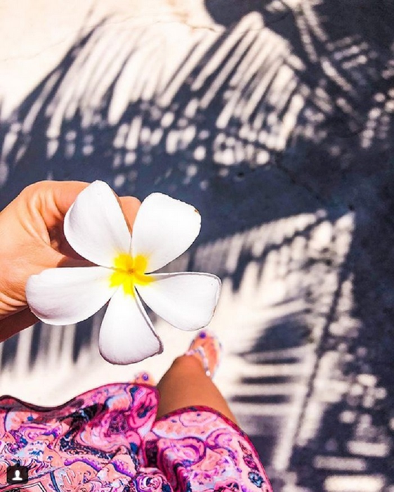 Corina Caragea poartă în vacanţa din Asia un inel care seamănă perfect cu cel primit de la iubitul ei, Robert Pongracz, când a cerut-o de soţie. Sursa foto: Instagram