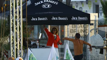 Roxana Ionescu si-a agitat sanii la mare! A dansat provocator langa un barbat la bustul gol!