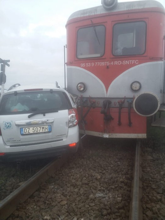Mașină lovită de tren în județul Vâlcea. Traficul feroviar este blocat. FOTO