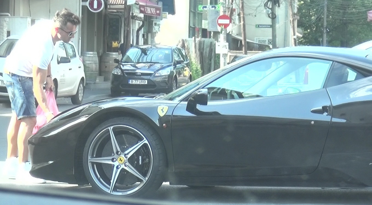 Fost fotbalist la Fulgerul Lereşti sau Naomi Câmpulung, Dîrnea are o colecţie incredibilă de maşini, a cărei ”piesa de rezistenţă” este un Ferrari