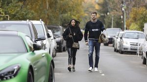 IMAGINI EXCLUSIVE. S-a răzbunat după ce "Prinţişorul taxiurilor" a înşelat-o. Cunoscuta blogeriţă, la o cafea cu un puştiulică doldora de bani! Acesta deţine un AMG GT-R nou-nouţ, de 180.000 de euro. În trecut, Ioana Grama s-a iubit cu fotbalistul Gabi Torje