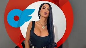 Daniela Crudu a intrat în reparații capitale, după ce a pierdut 60.000 euro în trei luni. Clienții de pe Onlyfans i-au reproșat, asistenta s-a conformat!