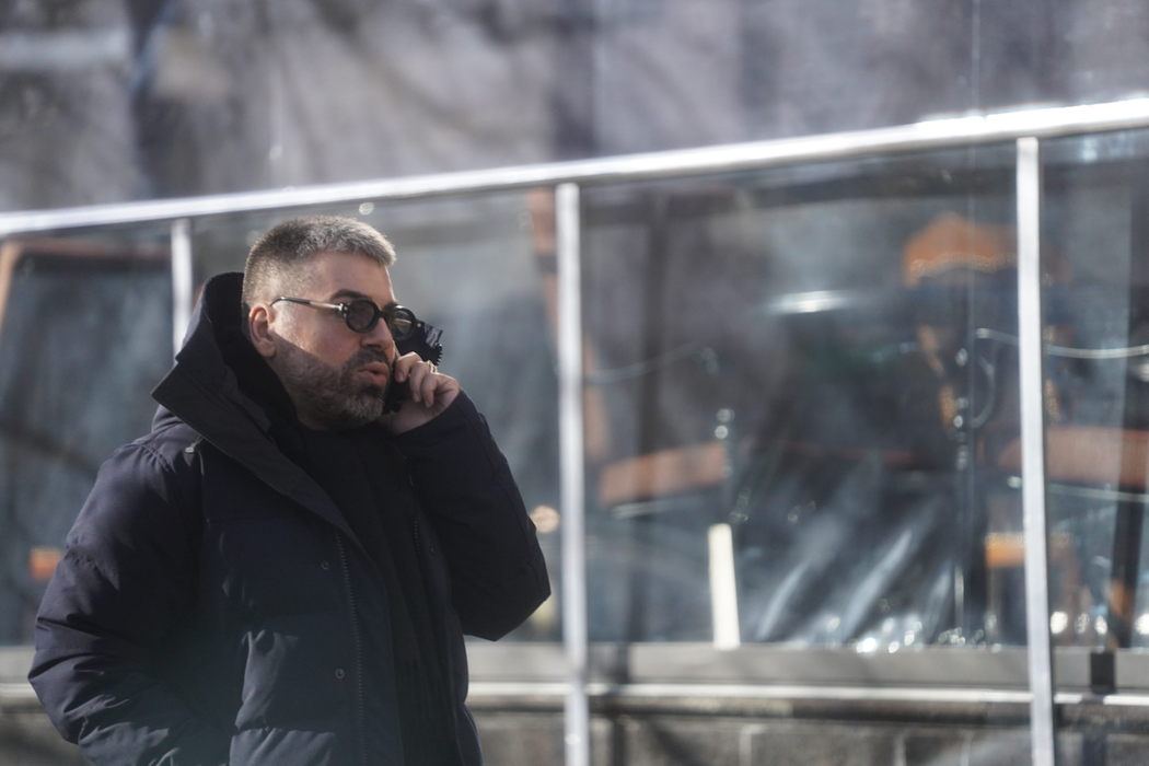 Maurice Munteanu vorbește intens la telefon/ Sursă foto: CANCAN.RO