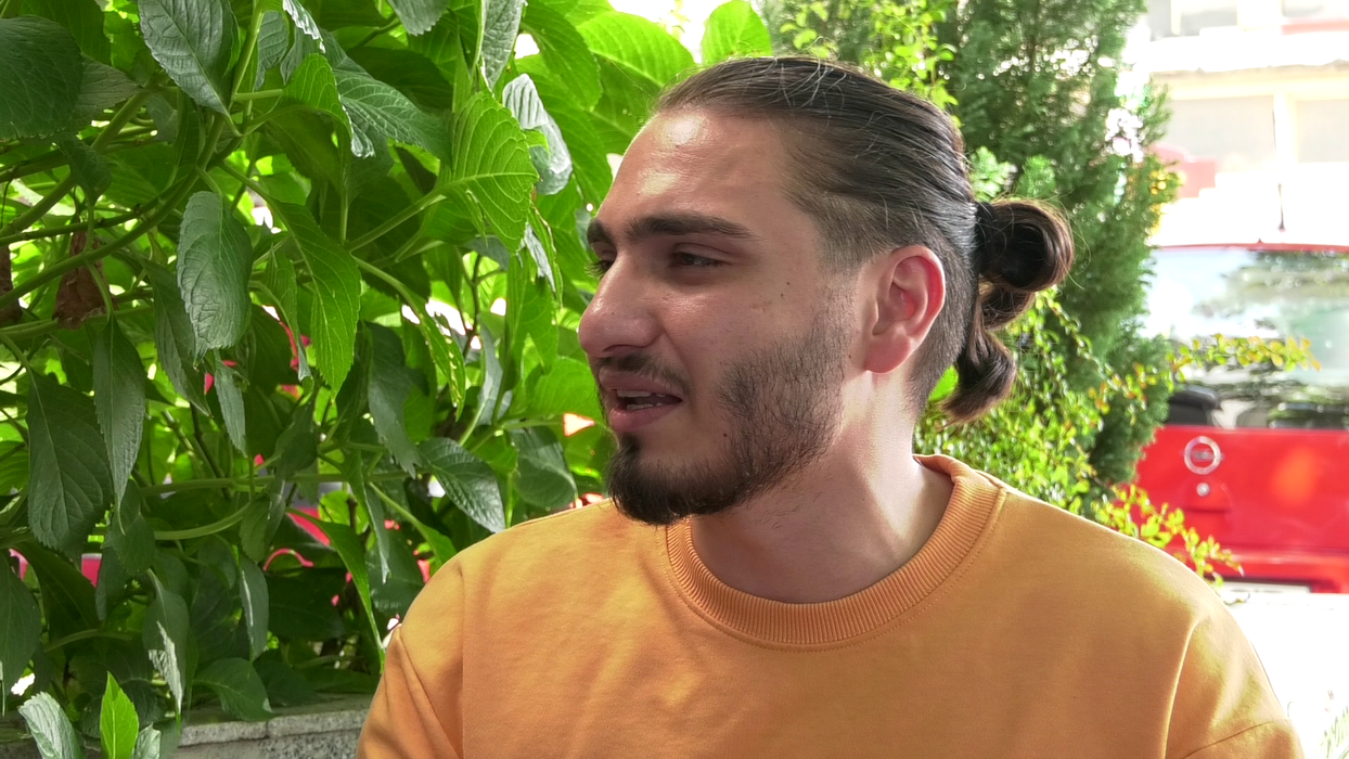 Emil "Nepot": "La un moment dat, vreau să îmi fac o casă în Ferentari, ăsta e visul meu!  Pe stilul George Buhnici vreau să îmi fac casa, m-am uitat la Buhnici când și-a făcut casa, gard viu pe lângă, frumos, puțin mai înalt ca al lui George Buhnici!" (Foto: CANCAN.RO)