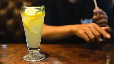 Băutura pe care o bei zilnic și care îți afectează creierul și organele interne. Cum să renunți la ea