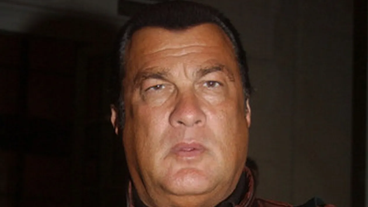 Steven Seagal va adopta, duminica, un catel comunitar dintr-un adapost din Romania