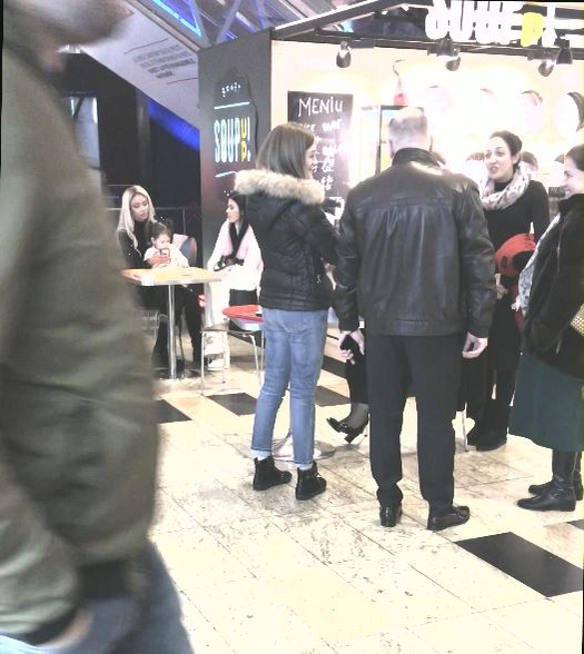 Au terminat shoppingul și s-au instalat la masă