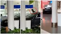 Jaf ca în filme într-un mall! Hoții au intrat cu mașina prin ușile de sticlă și în doar câteva secunde au devastat o bijuterie