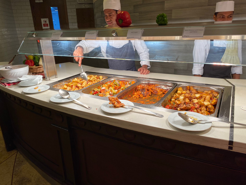 Așa arată un concediu de 8.200 lei în Malta! Ce au primit să mănânce doi turiști români în restaurantul unui hotel de 4 stele din Mellieha