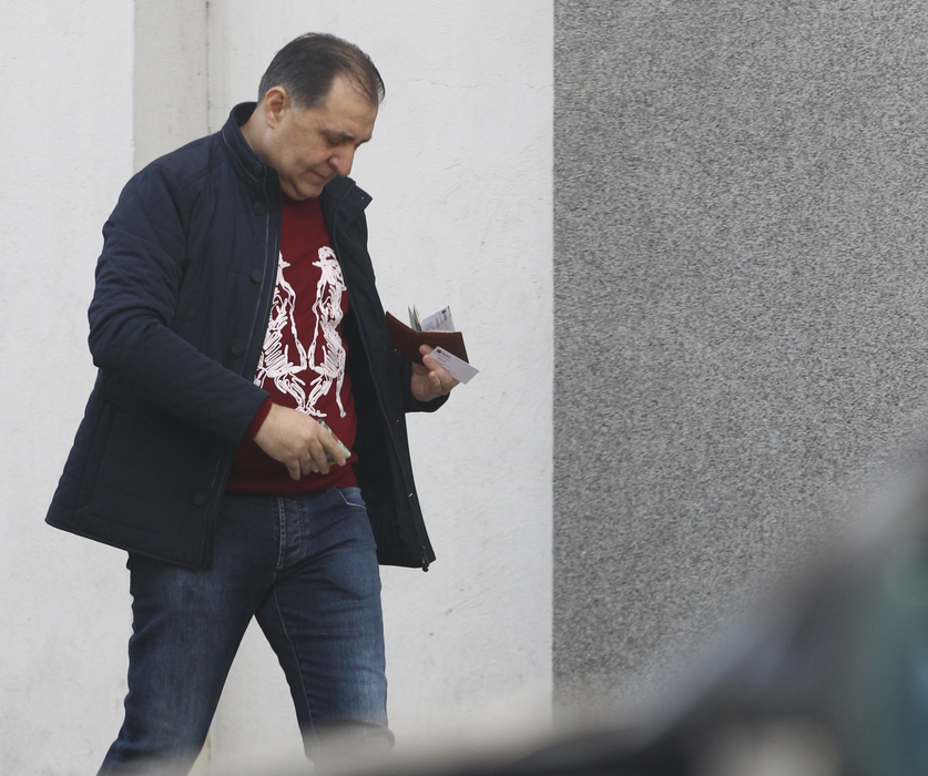 Vali Vijelie, surprins cu o ”cărămidă” la bancomat
