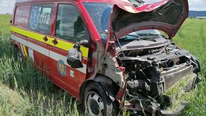 Ambulanță SMURD Bacău implicată într-un accident rutier cu o căruță: ”Unii sunt inconștienți...”