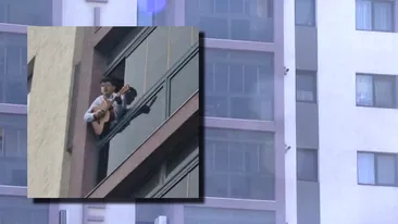 Răsturnare de situație în cazul bărbatului care amenința că se aruncă de la etajul 5 și cânta la chitară. Ce s-a întâmplat după 14 ore de negocieri cu serenade