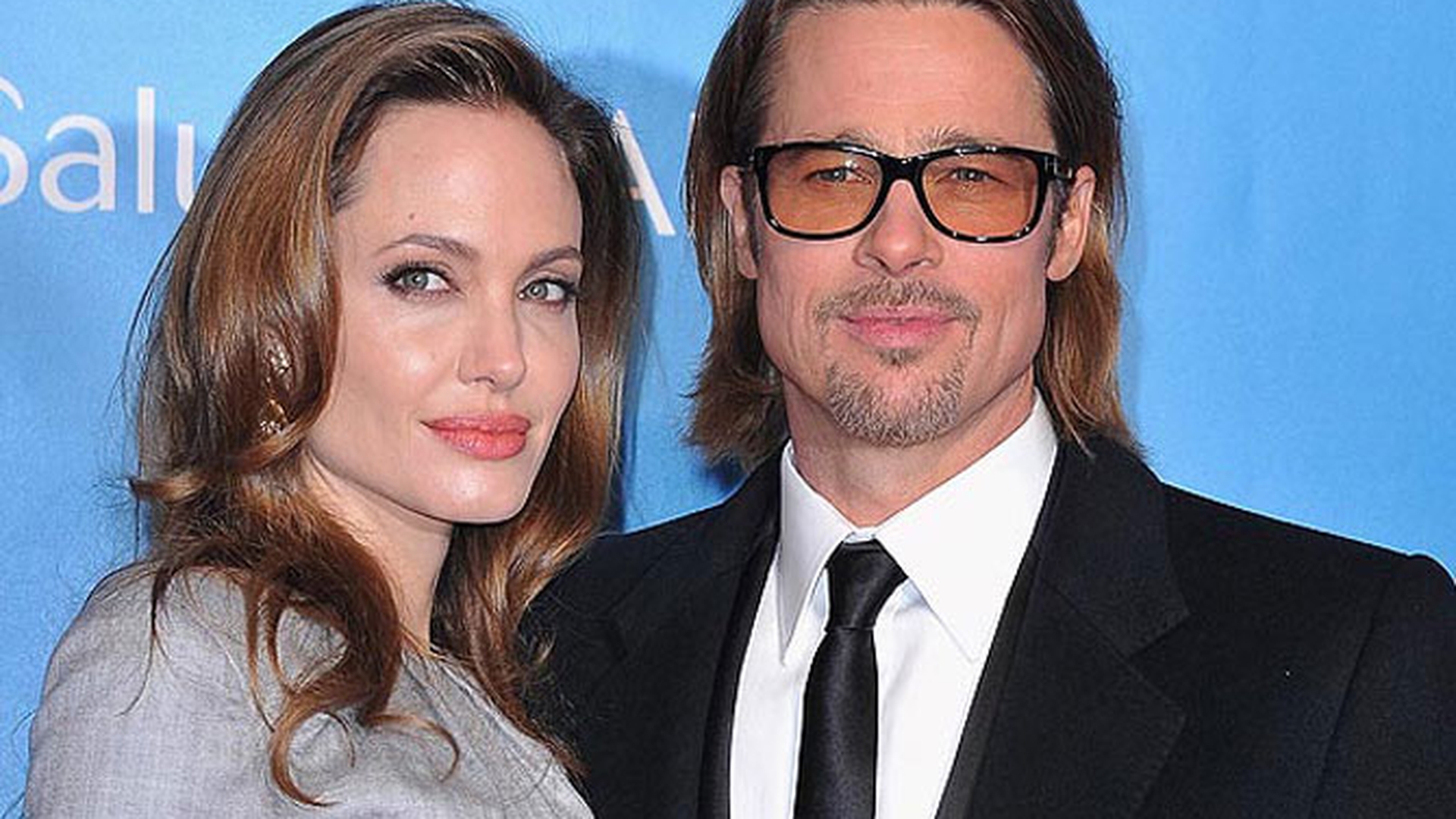 Jocuri erotice intre vedete - Angelina Jolie il pune pe Brad Pitt sa poarte chilotii lui Beckham