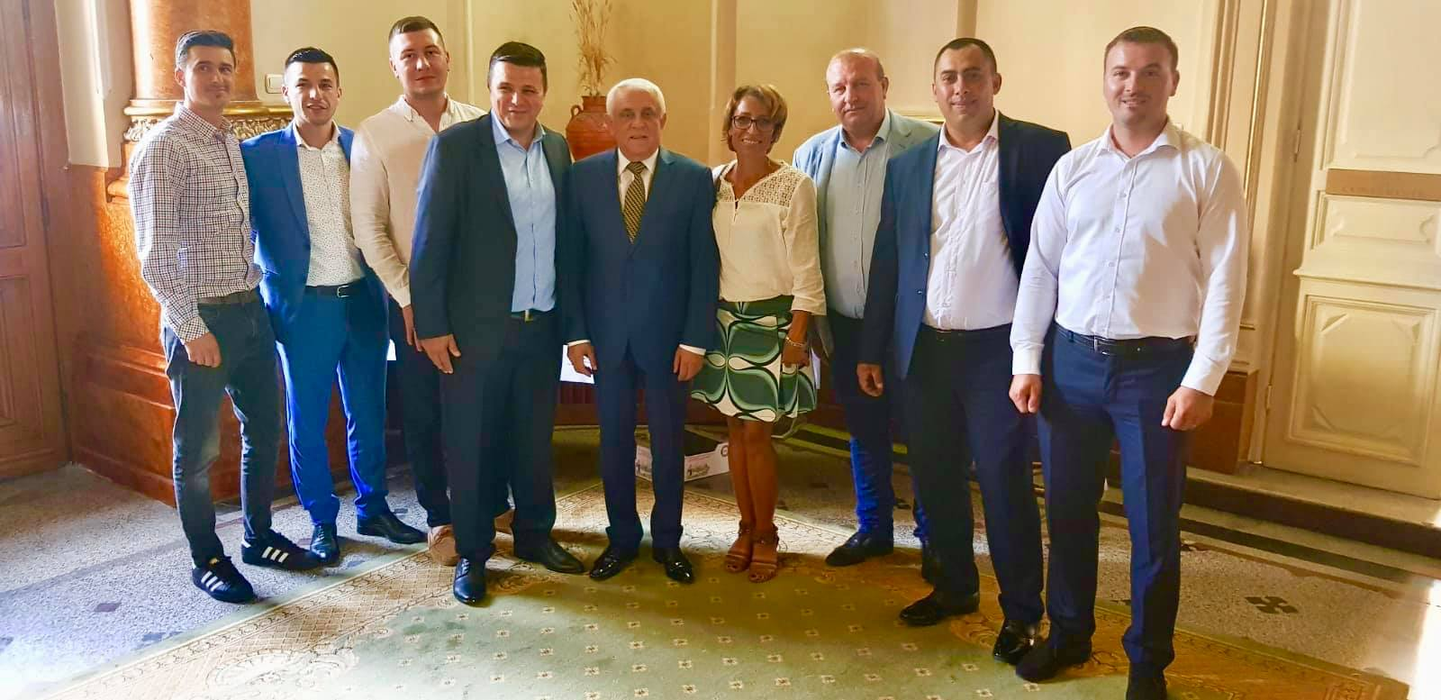 "Regina Usturoiului", lângă ministrul Agriculturii, Petre Daea
