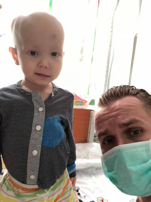 Codin Maticiuc și Mihai Bendeac au vizitat copiii bolnavi de cancer dintr-un spital: „De la doi păcătoși, acum, în Săptămâna Mare transmitem sănătate”