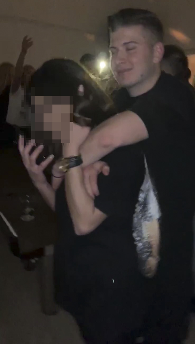 Ex-ul Danielei Crudu se cuplase de revelion croitoreasa cu sâni XXL!