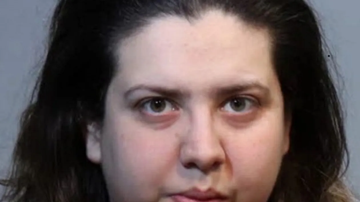 S-a îndrăgostit orbește pe internet de un obsedat sexual, iar acum va ajunge la închisoare pentru fantezia pe care i-a îndeplinit-o!