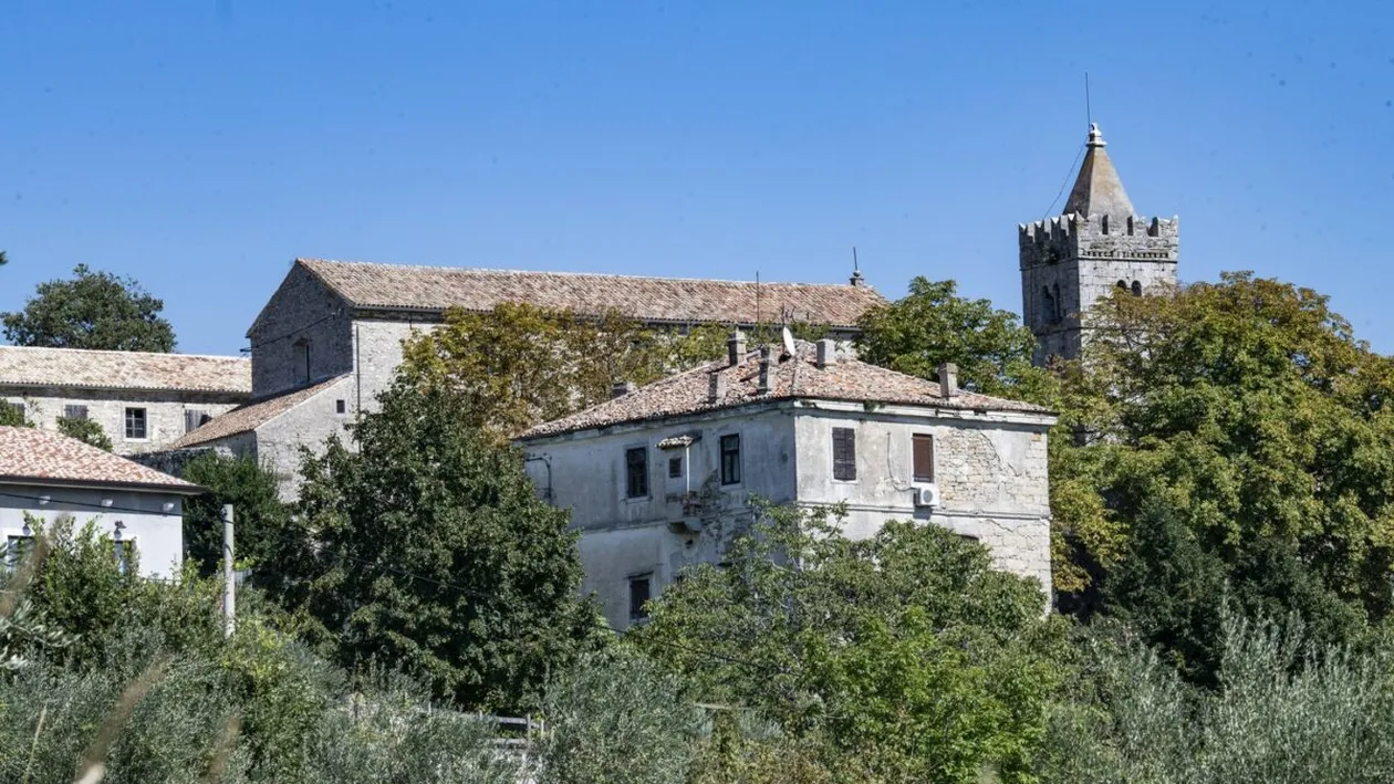 „Cel mai mic oraş din lume” este la doar 12 ore cu maşina de România. 50 de oameni locuiesc aici