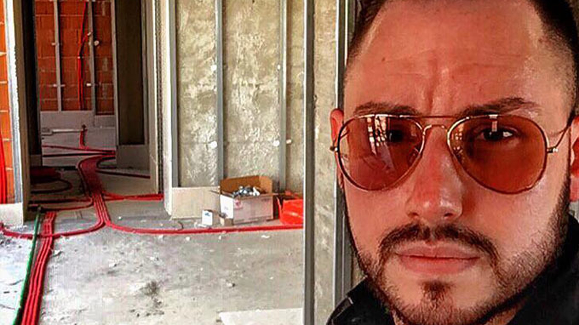 ANDREI VERSACE se mândreşte cu blocul de fiţe din Dorobanţi, însă puţini ştiu adevărul! Cine este, de fapt, proprietarul imobilului