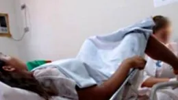 O femeie, la ginecolog, se așază, desface picioarele și le pune pe stativ. Doctorul îi spune: 'Mai sus!'