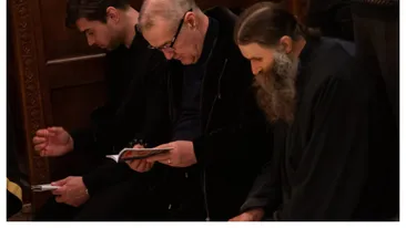 Imagini fabuloase cu Gigi Becali, în genunchi, în faţa lui Alexandru Tudor. S-a întâmplat în Vinerea Mare, la prohod