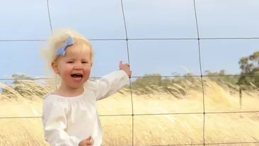 I-a facut poza fiicei sale aratand spre camp! Pradatorul MORTAL care se afla la cativa cm de micuta