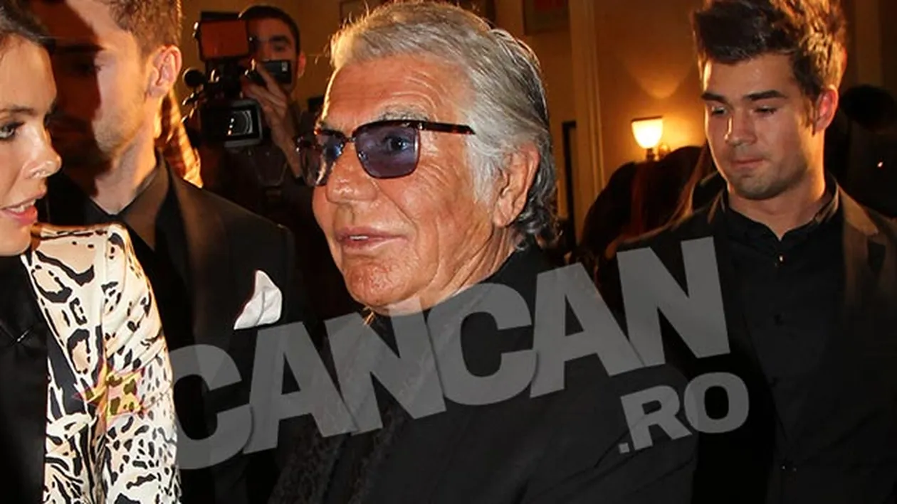 Anda Adam, pipaita pe sani de Roberto Cavalli! Designerul nu s-a putut abtine atunci cand a vazut-o pe cantareata romanca